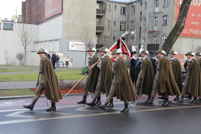 Wprowadzenie urny śp. Wojciecha Kilara do katedry