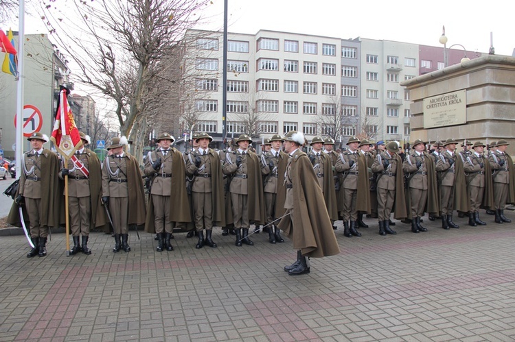 Wprowadzenie urny śp. Wojciecha Kilara do katedry