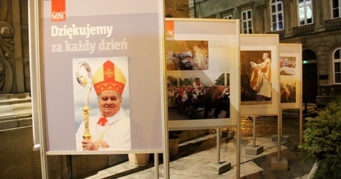 Wystawa fotografii przypomina ważne chwile diecezjalnego życia, które przeżywaliśmy pod przewodnictwem bp. Tadeusza Rakoczego