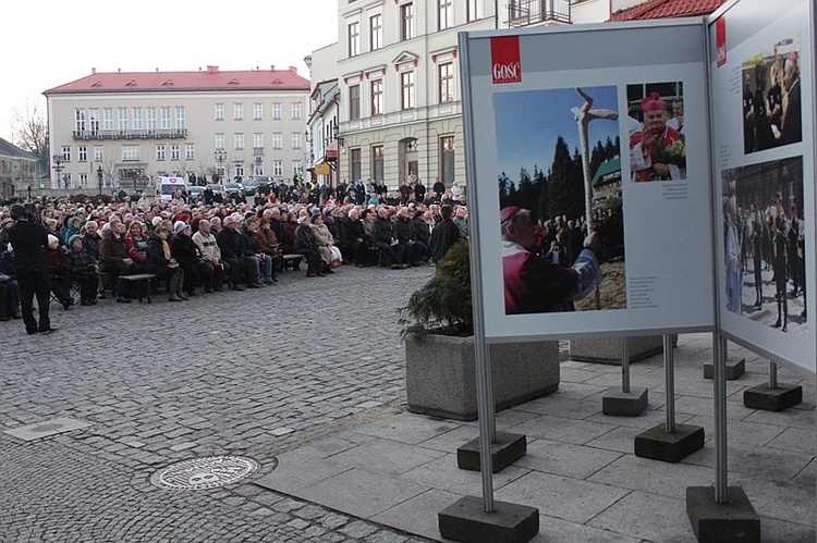 Tłumy przed katedrą