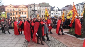 Tłumy przasnyszan wypełniły miejski rynek, gdzie wspólnie kolędowano i oddano pokłon nowonarodzonemu Jezusowi