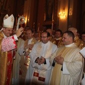 Nowy ordynariusz udzielił zgromadzonym w katedrze i wokół niej swego pierwszego biskupiego błogosławieństwa