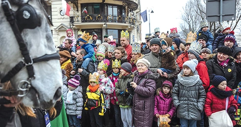  6.01.2014. Ulicami ponad 180 polskich miast przeszły barwne orszaki Trzech Króli. Na zdjęciu: orszak w Warszawie 