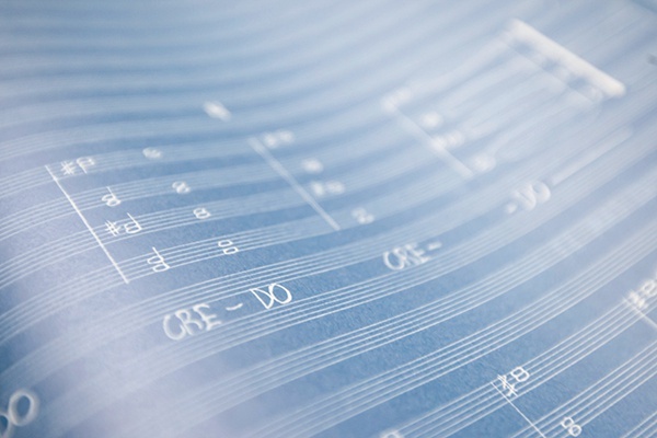 Wojciech Kilar stworzył wiele utworów wprost inspirowanych Pismem Świętym. Na zdjęciu fragment reprodukcji bibliofilskiego egzemplarza „Credo”, znajdującego się w zbiorach Archiwum Archidiecezjalnego w Katowicach