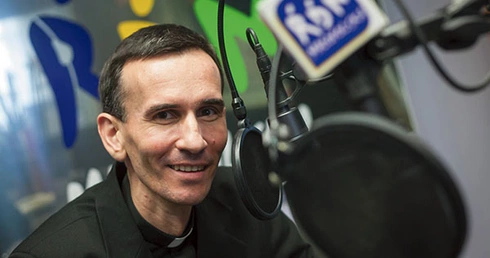 Ks. Piotr Osiński – kapłan diecezji tarnowskiej, siedzący od lat po uszy w muzyce chrześcijańskiej, przez 13 miesięcy przebywał na misjach w Afryce. Pracuje w radiu RDN Małopolska w Tarnowie