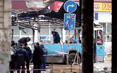 Wybuch bomby w trolejbusie spowodował, że śmierć poniosło 15 osób, a 23 zostały ranne