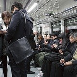 Seul to miasto technologii i tradycji. W metrze czy jakimkolwiek innym publicznym miejscu trudno wypatrzyć osobę, która nie obsługiwałaby telefonu komórkowego albo jakiegoś innego urządzenia elektronicznego 