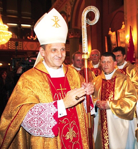  Bp Roman Pindel po otrzymaniu sakry udzielił zgromadzonym w katedrze  i wokół niej pierwszego biskupiego błogosławieństwa 