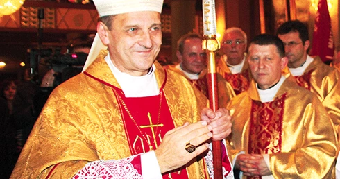  Bp Roman Pindel po otrzymaniu sakry udzielił zgromadzonym w katedrze  i wokół niej pierwszego biskupiego błogosławieństwa 