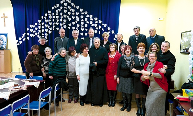  Członkowie wrocławskiej grupy RR  im. kard. S. Wyszyńskiego z proboszczem brochowskiej parafii – ks. kan. Janem Kleszczem (w środku), oraz ks. dr. Piotrem Mrzygłodem – opiekunem wspólnoty 