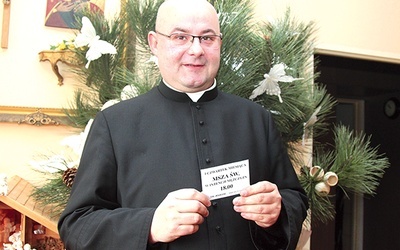 Karteczki, które rozdaje ks. Adam, mają przypominać mężczyznom  o Mszy św., na którą są szczególnie zaproszeni