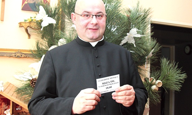 Karteczki, które rozdaje ks. Adam, mają przypominać mężczyznom  o Mszy św., na którą są szczególnie zaproszeni