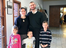 Beata i Miłosz Scelinowie z dziećmi