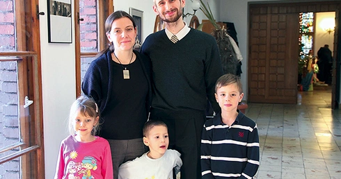 Beata i Miłosz Scelinowie z dziećmi