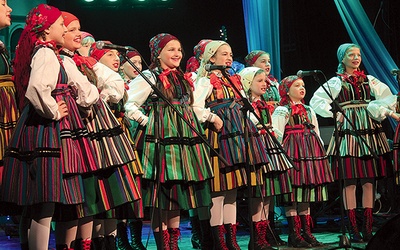   Zespół Wokalny Szkoły Podstawowej w Drzewicy zachwycił ludowymi strojami i wyśpiewał I miejsce w kategorii do 13 lat 
