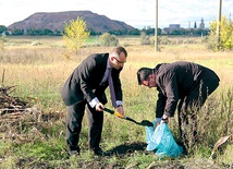 1 października 2013 roku, polscy delegaci zabierają ziemię z Zagłębia Donbas na Górny Śląsk. W tle kopalnia „Rossija” pod miastem Krasnoarmiejsk