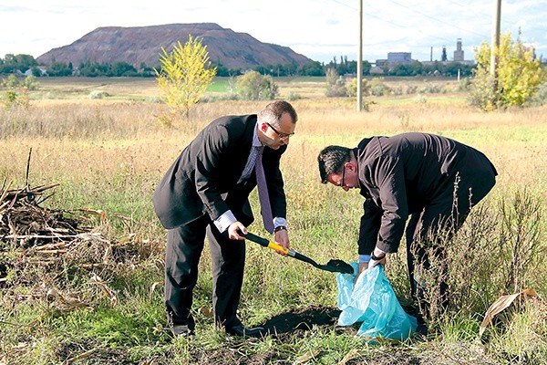 1 października 2013 roku, polscy delegaci zabierają ziemię z Zagłębia Donbas na Górny Śląsk. W tle kopalnia „Rossija” pod miastem Krasnoarmiejsk