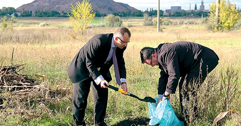 1 października 2013 roku, polscy delegaci zabierają ziemię z Zagłębia Donbas na Górny Śląsk. W tle kopalnia „Rossija” pod miastem Krasnoarmiejsk