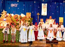 Tradycyjne kolędowanie z aniołkami i pastuszkami przy szopce w Kokotku