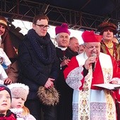 W stajence hołd Dzieciątku  oddali także kard. Stanisław Dziwisz  i bp Jan Szkodoń