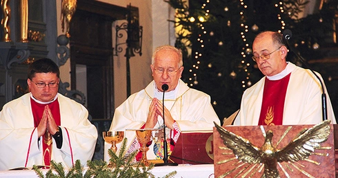 Na zakończenie roku 2013 w katedrze łowickiej biskup Andrzej F. Dziuba przewodniczył Mszy św. i nabożeństwu dziękczynno-błagalnemu