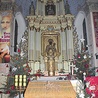 W ołtarzu głównym znajduje się obraz Matki Boskiej Częstochowskiej