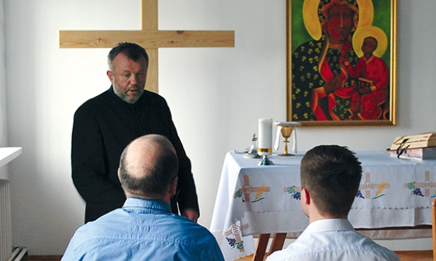 Autorzy listu wraz z kapelanem ks. Mirosławem Flakiem. Dach kaplicy obrazuje niebo, by dać osadzonym poczucie wolności przed Bogiem 