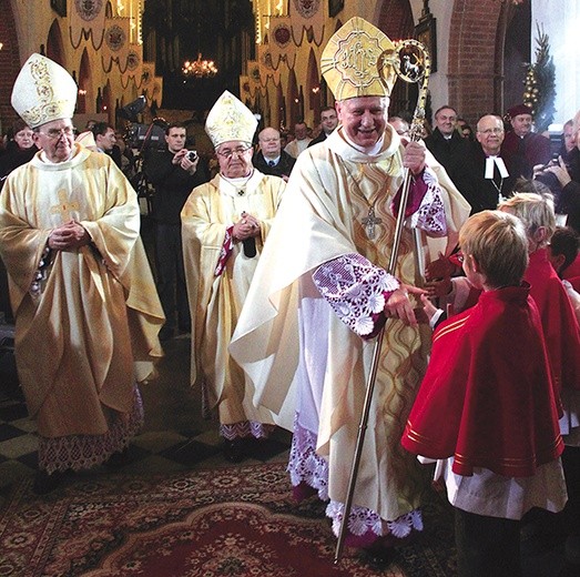 – Proszę Boga, aby dał mi wystarczająco dużo sił, by dług wdzięczności spłacić bezinteresowną służbą Kościołowi – mówił do wiernych bp Wiesław Szlachetka