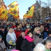 Tłumy za królami