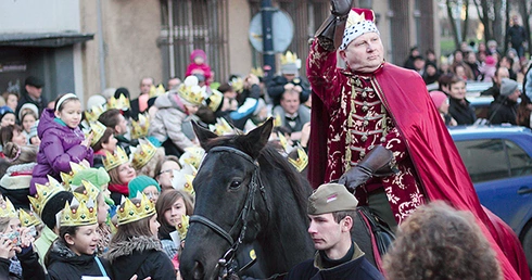  Król Melchior pozdrawia uczestników orszaku