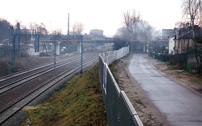 Modernizowana linia kolejowa w Ciechanowie – po dawnym przejeździe na ul. Fabrycznej nie ma już śladu. W tym miejscu stanęły ekrany dźwiękoszczelne