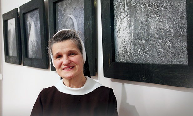 Siostra Natanaela swoją wiarę przekłada na rzeźbę i grafiki. „Stopy przybite do krzyża” – to artystyczna wizja zakonnego ślubu posłuszeństwa