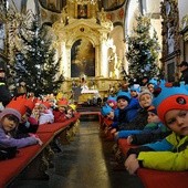 Pułtuskie przedszkolaki w koronach wypełnily prezbiterium bazyliki kolegiackiej