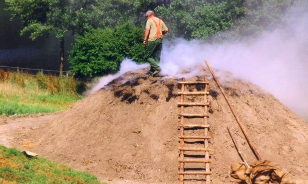 Mielerze to miejsca, w których niegdyś wypalano na masową skalę węgiel drzewny
