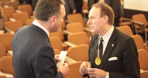 Obniżające się standardy i obiecujące wydarzenia