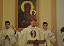 Ks. Piotr Błoński dziękuje za dar powołania kapłańskiego w czasie Mszy św. prymicyjnej w seminarium