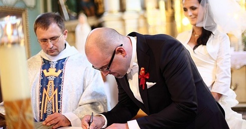 Ślubnych kobierców znów mniej