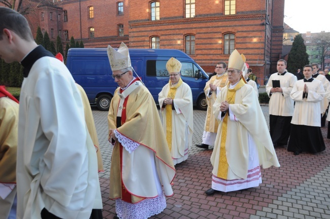 Procesja z seminarium do kościoła