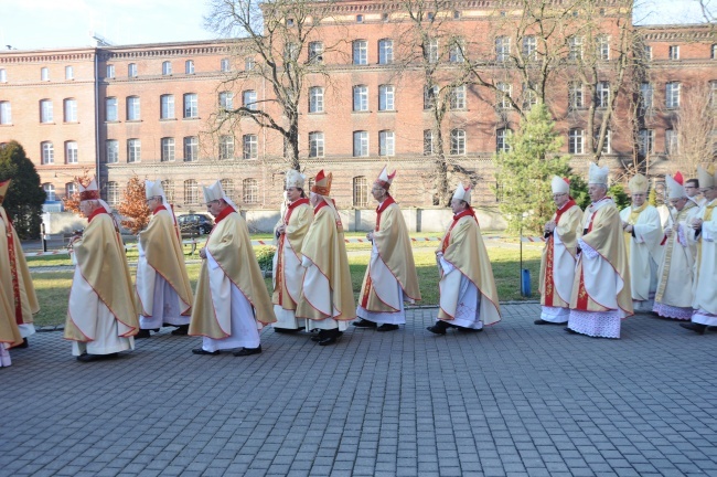 Procesja z seminarium do kościoła