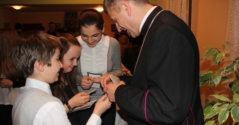 Młodzi złożyli bp. Romanowi Pindlowi opłatkowe życzenia