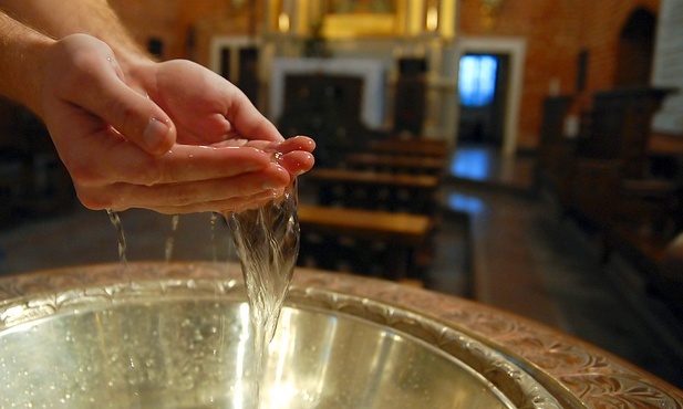 Papież Franciszek ochrzcił 32 dzieci