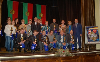 Wyróżniający się sportowcy z powiatu skierniewickiego otrzymali puchary, odznaki i listy gratulacyjne