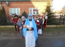Z kolędą i misyjnym przesłaniem wędrowali w parafii św. Mikołaja w Sulerzyżu uczniowie z Gumowa
