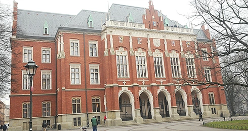  Na jubileusz odnowiono gmach Collegium Novum, siedzibę władz uczelni, włącznie z dachem, na którym blachę zastąpiono kamiennym łupkiem