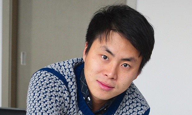Lim Chol, Koreańczyk, który uciekł z Korei Północnej, pokazuje na mapie, gdzie mieszkał 
