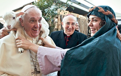 Papież Franciszek od początku pontyfikatu skraca dystans  do ludzi. Na zdjęciu: papieska wizyta w jednej z parafii w Rzymie