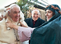 Papież Franciszek od początku pontyfikatu skraca dystans  do ludzi. Na zdjęciu: papieska wizyta w jednej z parafii w Rzymie