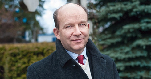 Konstanty Radziwiłł jest lekarzem rodzinnym, doktorem nauk medycznych. W latach 2001–2010 był prezesem Naczelnej Izby Lekarskiej, a w latach 2010–2012 prezydentem Stałego Komitetu Lekarzy Europejskich. Jest też wiceprezesem Związku Dużych Rodzin „3+”
