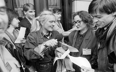  Agnieszka Kublik (pierwsza z lewej), Tomasz Lis  i Monika Olejnik również są bohaterami „Resortowych dzieci”. Zdjęcie z 1991 roku