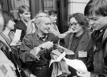 Agnieszka Kublik (pierwsza z lewej), Tomasz Lis  i Monika Olejnik również są bohaterami „Resortowych dzieci”. Zdjęcie z 1991 roku